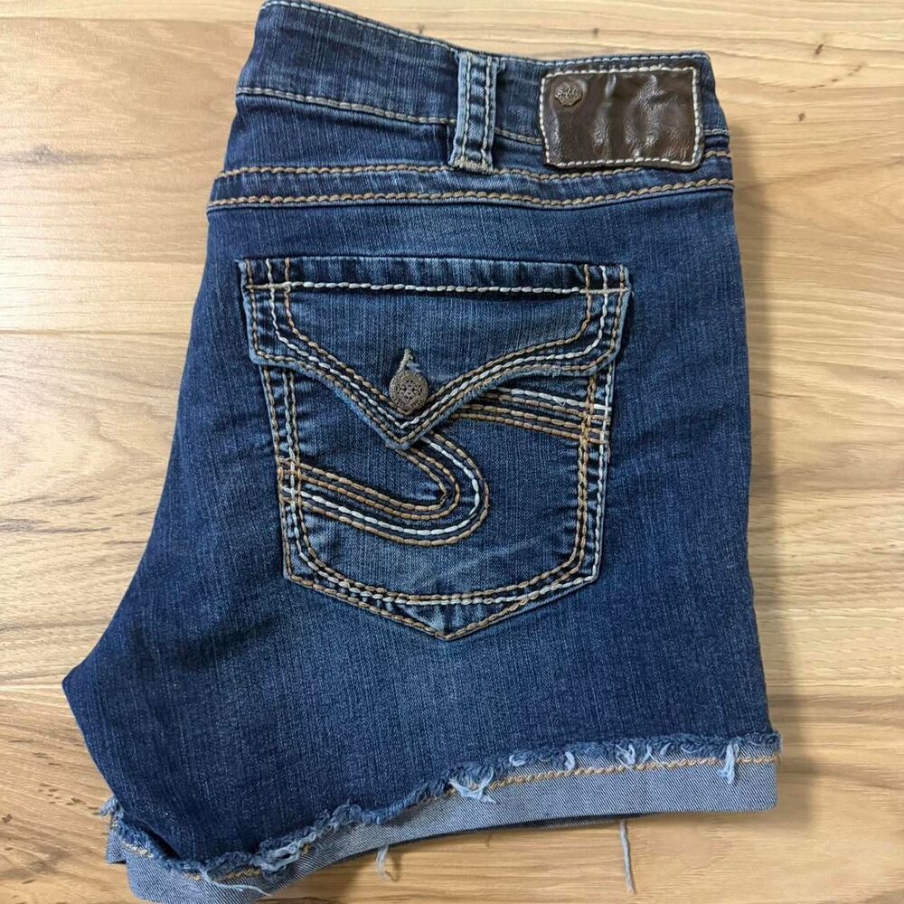 Silver Jeans Co. blue denim booty shorts embroidered Y2K Style Summer Size 34
